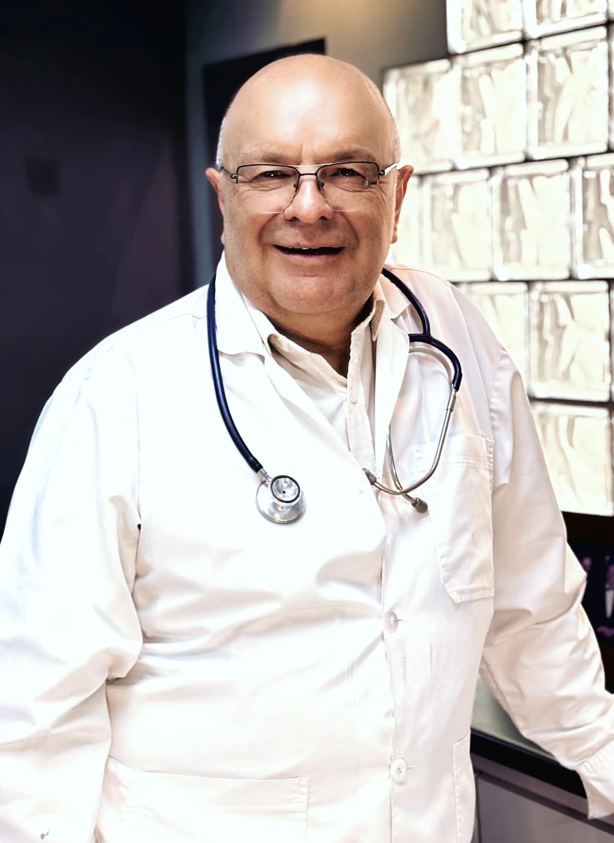 Dr. Rafael Cortés en su consultorio de electroterapia en Bogotá
